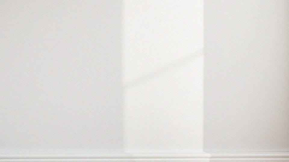 Jak aplikacja farby satynowej wpływa na wygląd ścian?